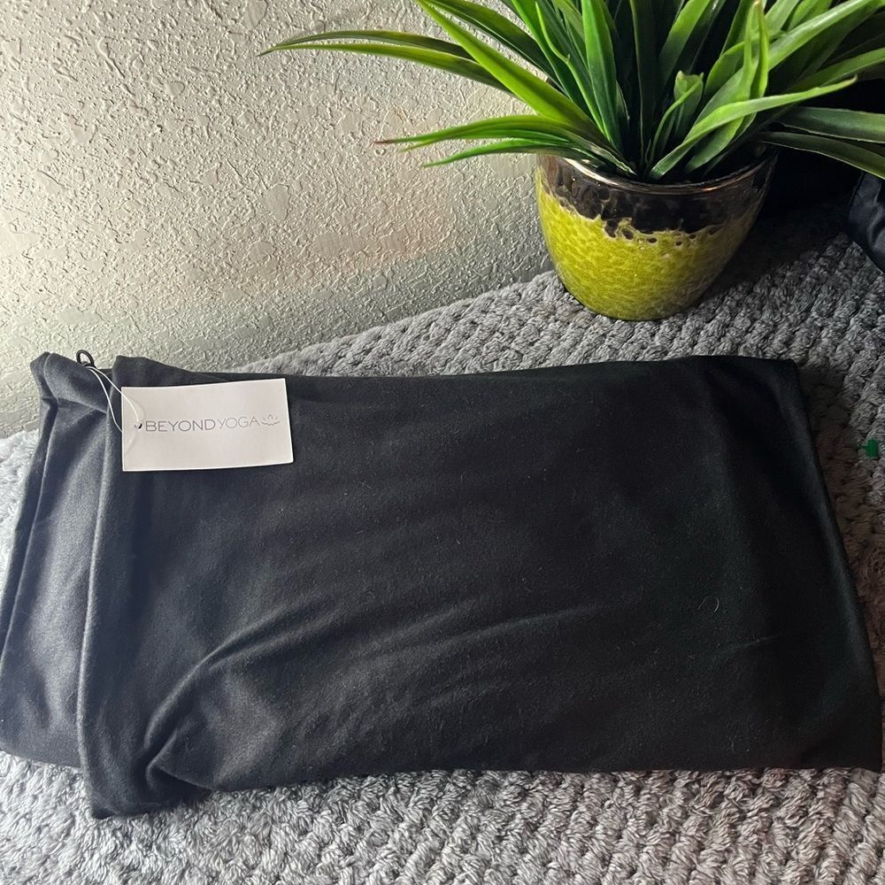 NWT Beyond Yoga 💫Black 💫Pocket Infinity Scarf